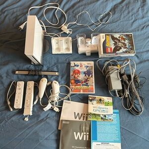 BIG NINTENDO WII BUNDLE WII SPORTS, MARIO & SONIC CONTROLLER GAMES CHARGERS
